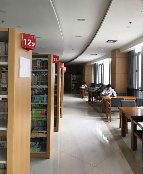 2017-05-16圖書館啟用RFID自助借還系統(tǒng) (2).jpg